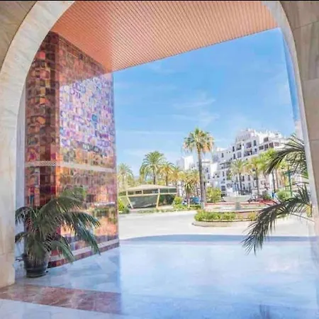 Frontline Sea En Puerto Banus Grey De Albion