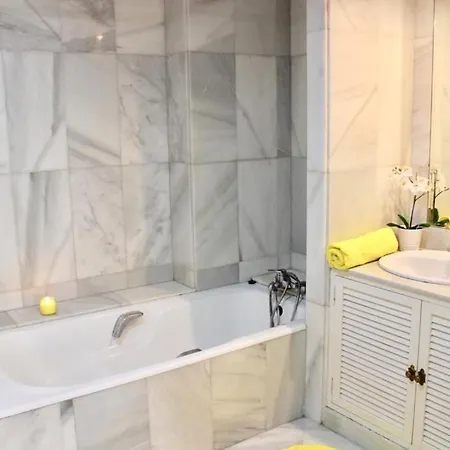 Frontline Sea En Puerto Banus Grey De Albion