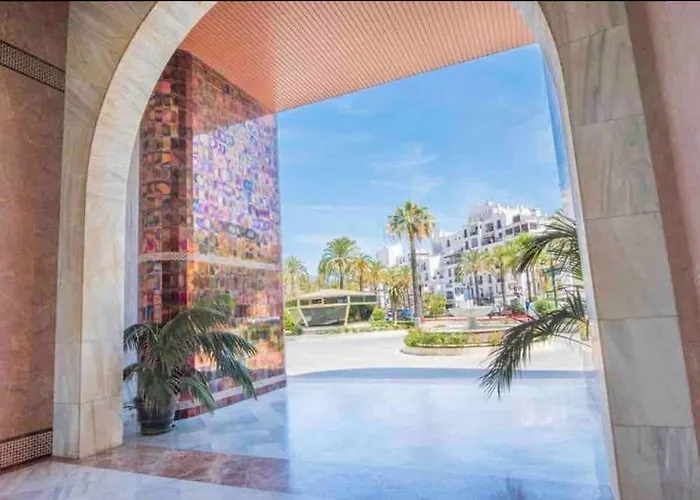 Frontline Sea En Puerto Banus Grey De Albion